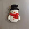 Détail d'un aimant de réfrigérateur bonhomme de neige 3D avec écharpe rouge et chapeau. - Aimant Bonhomme de Neige Grande Taille