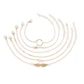 Vista detallada del juego de 6 pulseras doradas con dijes de alas y flechas para mujer. - Estilo de Seis Piezas (AB782) / AB782