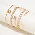 Primer plano de un conjunto de pulseras doradas multicapa con pedrería - Estilo de Cinco Piezas Hojas (AB824-01)