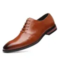 Eleganter brauner Herrenschuh aus Leder mit spitzer Kappe und schicker Schnürung für Business - 38 / Gelb