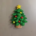 Primo piano dettagliato di un magnete da frigorifero a forma di albero di Natale 3D - Magnete Albero di Natale Grande