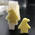 Pinguinförmige Silikon-Röhrenform mit gelber Seifenprobe für DIY Seife und Kuchen - Pinguin