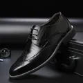 Klassische schwarze Business-Herrenschuhe mit eleganter Brogue-Flügelkappen-Verzierung. - 38 / Schwarz