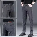 Viste dettagliate che mostrano la vestibilità e la trama dei jeans elasticizzati grigi - 28 / Pantaloni e gonne / Grigio