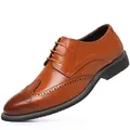 Klassische braune Herren-Business-Schuhe aus Leder mit Budapester Muster und runder Kappe - 38 / Gelb