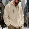 Comfortabel beige linnen herenshirt met capuchon en henleykraag voor strand en vrije tijd - S / Tops / Khaki