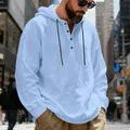 Ademend lichtblauw linnen Henley-shirt met capuchon en lange mouwen voor herenmode - S / Tops / Lichtblauw