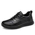 Elegantes zapatillas de hombre en cuero genuino negro con suela blanda y cordones - 38 / Zapatos Negros Sencillos