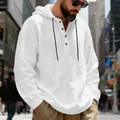 Ademend wit linnen Henley-shirt met capuchon voor heren voorzien van houten knopen - S / Tops / Wit