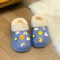 Μπλε χειμερινά τσόκαρα με επένδυση fleece και χαριτωμένα διακοσμητικά σε ξύλινο δάπεδο. - 24 / Μπλε ζαφείρι