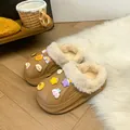 Chaussons en peluche marron confortables avec breloques dessin animé et polaire. - 24 / Marron