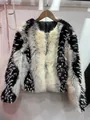 Dettaglio ravvicinato di un morbido cappotto in pelliccia sintetica bicolore da donna - XS / Top / Nero Bianco Grigio Multicolore
