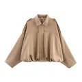Detalle de chaqueta bomber de ante caqui con cuello y charreteras en hombros - S / Tops / Caqui