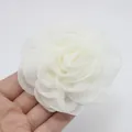 Elegante flor de camelia de organza blanca de 8 cm para decoración de ropa o bolsos. - Beige