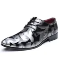 Zapatos de vestir para hombre, punta afilada plateada brillante y diseño floral - 38 / Gris