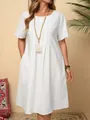 Vue détaillée d'une robe rétro ample en coton et lin blanc avec des plis élégants - S / Robes / Blanc