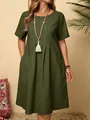 Détail d'une robe en coton et lin vert foncé avec des poches et des plis sur le devant - S / Robes / Vert Militaire