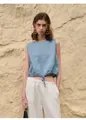 Detail van een mouwloze blauwe linnen crop top met verstelbaar trekkoord in de zoom - Lichtblauw