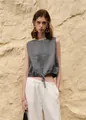 Gedetailleerde weergave van grijze mouwloze linnen crop top met verstelbaar trekkoord - S / Tops / donkergrijs