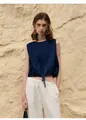 Detailweergave van marineblauwe mouwloze crop top met trekkoord voor dames in de zomer - S / Tops / Marineblauw