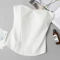 Vista dettagliata di un elegante bustino a corsetto bianco senza spalline con stecche - XL / Top / Bianco