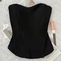 Dettaglio dell'elegante corsetto nero senza spalline con stecche su superficie strutturata - Taglia S / Top / Nero