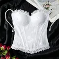 Dettaglio ravvicinato del ricamo floreale bianco sul bustino a corsetto con pizzo - Taglia S / Top / Bianco