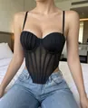 Vista dettagliata del sexy corsetto nero in rete con design a pieghe e spalline sottili - Taglia S / Top / Nero