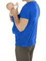 Vue détaillée du t-shirt kangourou bleu avec une poche porte-bébé intégrée pratique - S / Hauts / Bleu saphir