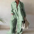 Zweiteiliges Set mit grünem geometrischem Print, losem Hemd und weit geschnittener Hose - Hellgrün