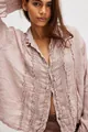Dettaglio camicia in lino color malva a maniche lunghe con delicati bordi a volant - Taglia S / Top / Colore loto