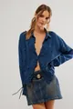 Dettaglio ravvicinato di camicia di lino blu a maniche lunghe con volant verticali - Taglia S / Top / Blu