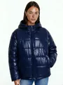 Vue de face d'une doudoune à capuche bleu marine brillante pour femme en studio - S / Hauts / Bleu foncé