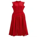 Détail rapproché d'une robe midi rouge sans manches avec dentelle sophistiquée. - M / Robes / Rouge
