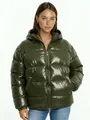 Gros plan montrant la texture brillante de la doudoune à capuche vert olive sur modèle. - 3XL / Hauts / Vert Militaire