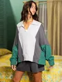 Detailweergave van een oversized colorblock-sweatshirt met groene en grijze panelen - S / Tops / Grijs Groen Patchwork