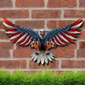 Vista dettagliata dell'aquila calva patriottica in metallo con ali a bandiera americana - Appendino Aquila in Metallo / 22cm*13cm