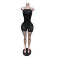 Nahaufnahme eines schwarzen, trägerlosen, hochelastischen Bodysuits auf einer Schaufensterpuppe - M / Jumpsuits / Schwarz