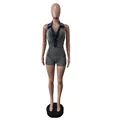 Vista frontal detallada de un body sin mangas de punto acanalado gris y patchwork de denim azul - S / Monos / Gris
