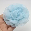 Flor de rosa de organza azul claro de 8 cm con bordes quemados para ropa y zapatos. - 7 Azul