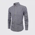 Schmal geschnittenes Langarmhemd für Herren mit schwarz-weißem Gingham-Muster - S / Oberteile / Schwarz-Weiß Kariert
