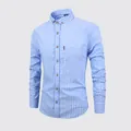 Schmal geschnittenes blau-weiß kariertes Langarmhemd für Herren mit Gingham-Muster - S / Oberteile / Hellblau Kariert (C710-1)