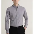 Détail d'une chemise de travail grise à manches longues et sans repassage pour hommes. - 38/M / Haut (Sans Poche) / Gris