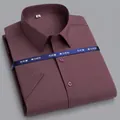 Camicia da uomo a maniche corte in fibra di bambù malva scuro, fresca e antipiega per lavoro - rosso mattone