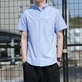 Casual lichtblauw herenoverhemd met korte mouwen en borstzak in retro oxford-stijl - M / Tops / Blauw Korte Mouwen