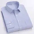 Klassisches professionelles blau-weiß gestreiftes Langarm-Herrenhemd in gefalteter Ansicht - 38 / Oberteile / Blau-weiß gestreift