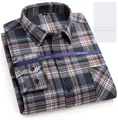 Vista dettagliata di una camicia a maniche lunghe a quadri marroni in cotone garzato 100%. - 38/M / Quadri Marrone Grigio (R2-797)
