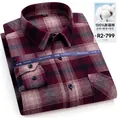 Dettaglio di una camicia a maniche lunghe da uomo a quadri rossi e blu in morbido cotone spazzolato. - 38/M / Quadri Classici Rosso e Nero (R2-799)