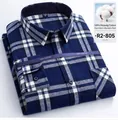 Dettaglio di una camicia scozzese da uomo in cotone spazzolato blu e bianco - 38/M / Top / Quadri Blu Scuro e Bianco (R2-805)