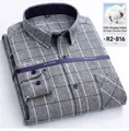 Dettaglio di una camicia casual da uomo in cotone spazzolato a scacchi grigi con colletto blu. - 38/M / Top / Base Grigio Chiaro Quadri Navy Bianco (R2-816)